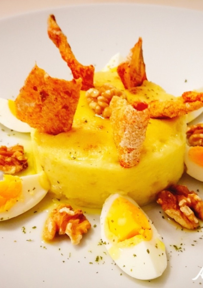 Una foto de Atascaburras con alioli de curry gratinado y chips de bacalao