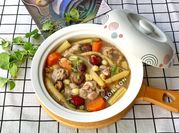 Hình ảnh của gà hầm hạt sen