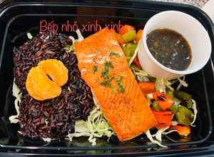 Hình của món Cơm gạo lứt cá hồi sốt bơ tỏi.