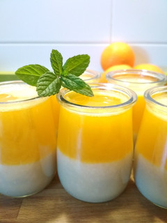 Una foto de Cuajada de avena con gelatina de naranja