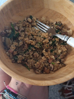 Una foto de Quinoa con verduras y salsa de soja