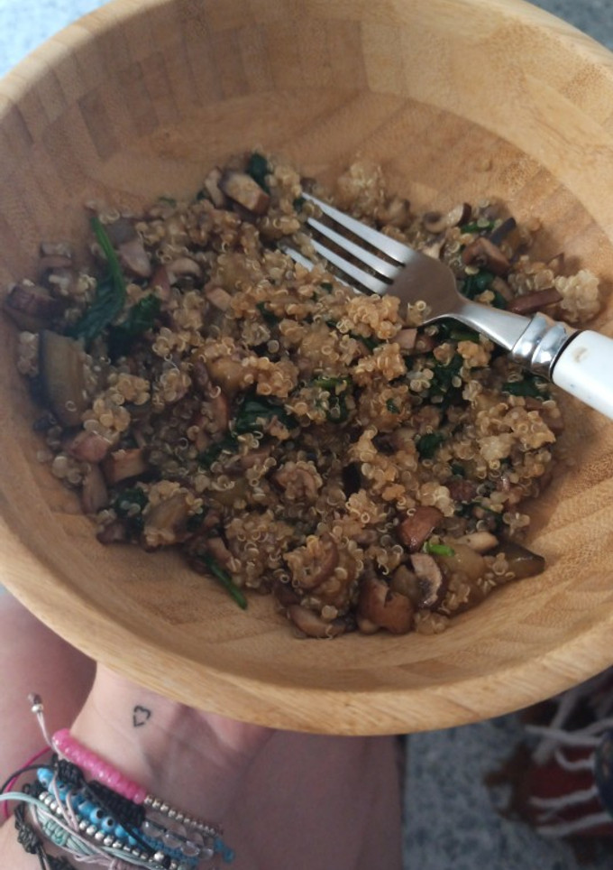 Una foto de Quinoa con verduras y salsa de soja