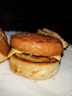 वेजी बर्गर (Veggi Burger recipe in hindi) रेसिपी मुख्य फोटो