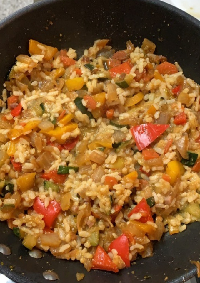 Una foto de Arroz especiado con verduras