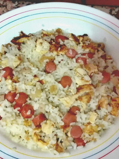 Una foto de Nuggets de pollo con arroz a las tres delicias (salchichas, nuggets y tortilla)