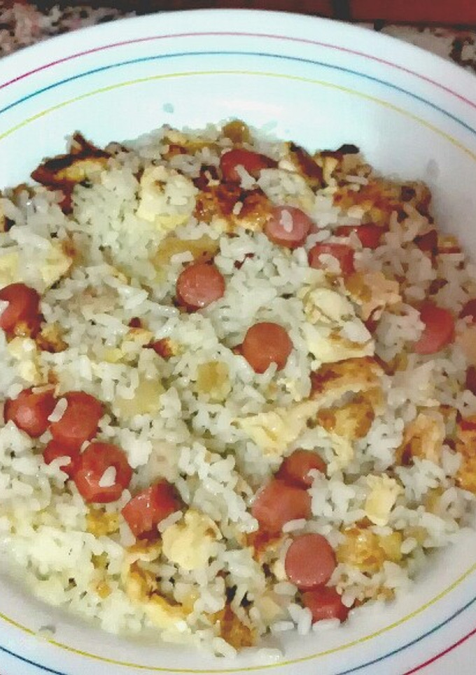 Una foto de Nuggets de pollo con arroz a las tres delicias (salchichas, nuggets y tortilla)