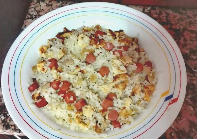 Nuggets de pollo con arroz a las tres delicias (salchichas, nuggets y tortilla)