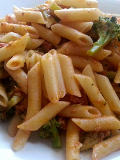 Una foto de Pasta con chorizo y atún