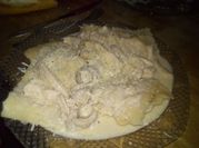 Una foto de salsa para raviolis de queso