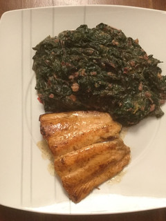 Una foto de Espinacas y hoja de betarraga guisadas