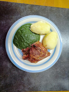 Una foto de Trutro de pavo deshuesado con puré de espinacas