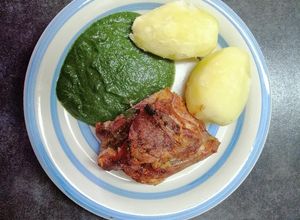 Una foto de Trutro de pavo deshuesado con puré de espinacas