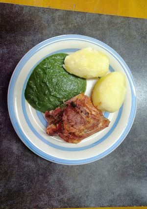 Una foto de Trutro de pavo deshuesado con puré de espinacas