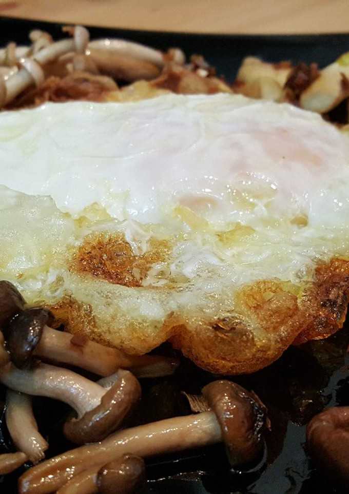 Una foto de Huevo de Oca con variado de setas 