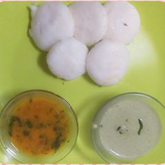 Idli sambar with coconut chutney A picture of Idli sambar with coconut chutney.
