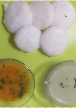 A picture of Idli sambar with coconut chutney.