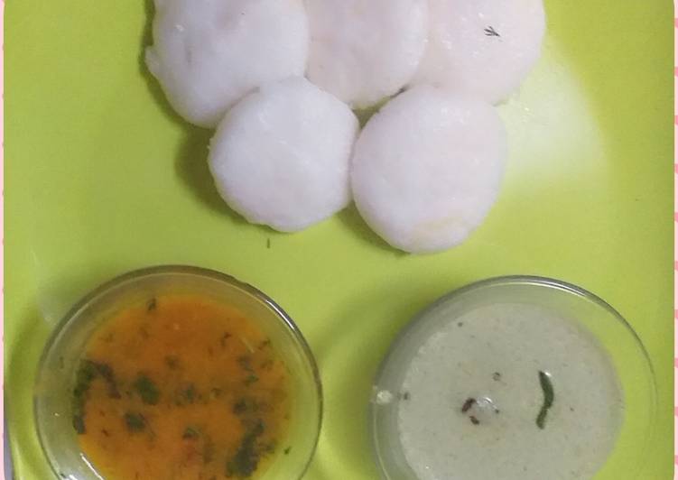 Idli sambar with coconut chutney