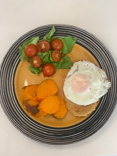 Una foto de Pollo/milanesa con huevo