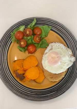 Una foto de Pollo/milanesa con huevo