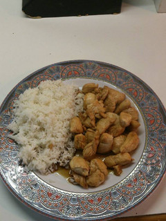 Una foto de Pechugas de pollo con salsa de soja y pimentón con arroz