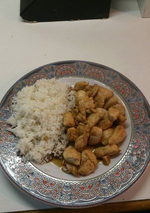 Una foto de Pechugas de pollo con salsa de soja y pimentón con arroz