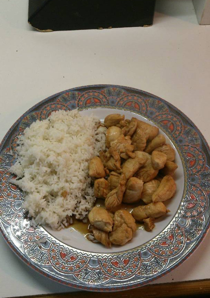 Una foto de Pechugas de pollo con salsa de soja y pimentón con arroz