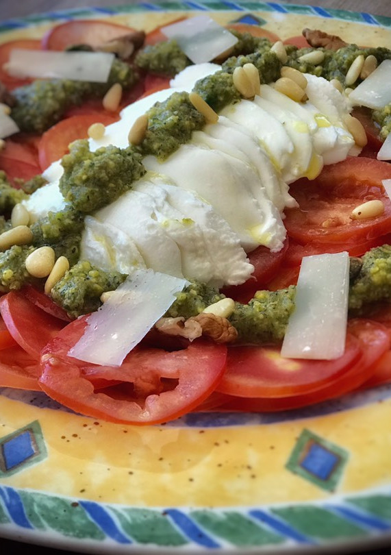 Una foto de Carpaccio de tomate con mozarrella di Bufala