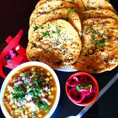 A picture of Chole Kulcha.