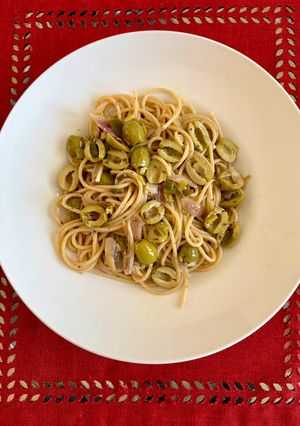 Φωτογραφία της συνταγής 👩‍🍳 Σπαγγέτι ολικής με ελιές 🫒 και λευκό κρασί