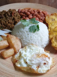 Una foto de Picadillo con arroz de Mamá🇵🇷