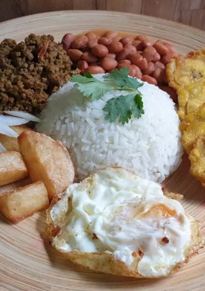 Una foto de Picadillo con arroz de Mamá🇵🇷