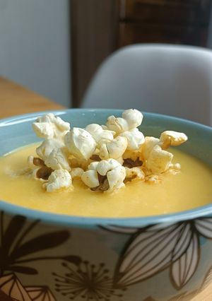 Une photo de 🌽 Velouté de maïs topping pop corn salé