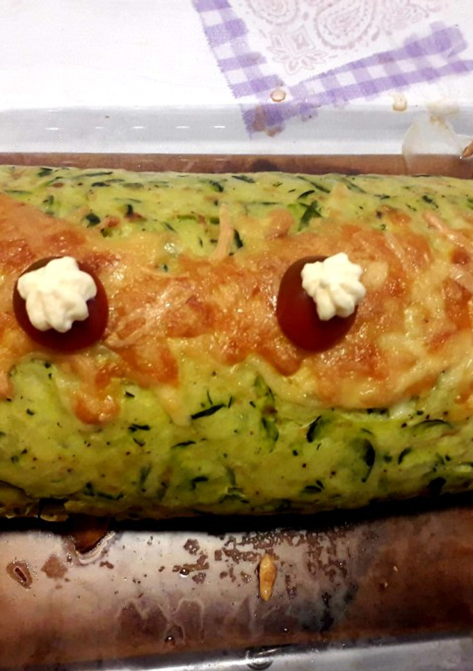 Una foto de Brazo de calabacín relleno de jamón york y queso