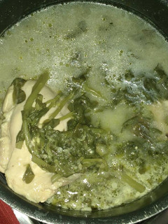 Una foto de Pollo con verdolagas en salsa verde