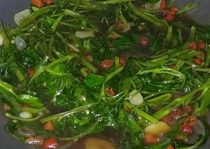 Bagaimana Menyiapkan Oseng Kangkung Pedas, Menggugah Selera