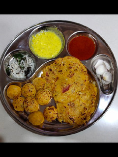 સાઉથ ઇન્ડિયન નાસ્તા રવા ના ઉત્તપમ (rava na uttapam recipe in gujarati) રેસીપી મુખ્ય ફોટો