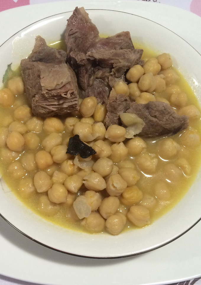 Una foto de Potro con garbanzos y trufa negra