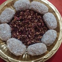 A picture of Milkmade coconut ladoo.
