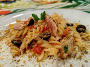 Una foto di sgombro al pomodoro