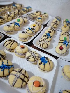 Una foto de Alfajores de Maicena comunes y decorados 🤤😍❣️