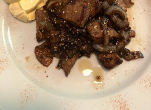 Foto di Straccetti di manzo speziati saltati con cipolle e salsa di curcuma