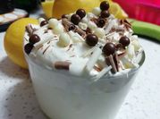Una foto de postres con yogur natural sin azúcar