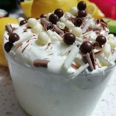 Una foto de Mousse de Limón con nata y virutas de chocolate