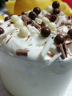 Una foto de Mousse de Limón con nata y virutas de chocolate