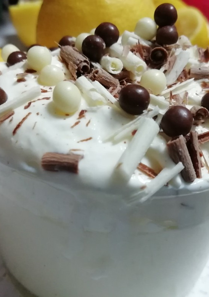 Una foto de Mousse de Limón con nata y virutas de chocolate