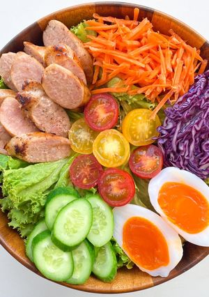 รูปของ สลัดผักไส้กรอกอกไก่