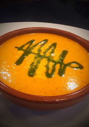 Una foto de Crema templada de tomates asados con pesto