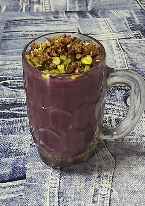 Una foto de Smoothie de mora, frambuesa y chía