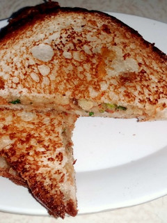आलू के सैंडविच (Aloo ke sandwich recipe in hindi) रेसिपी मुख्य फोटो