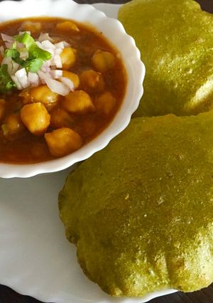A picture of Palak Puris !!.
